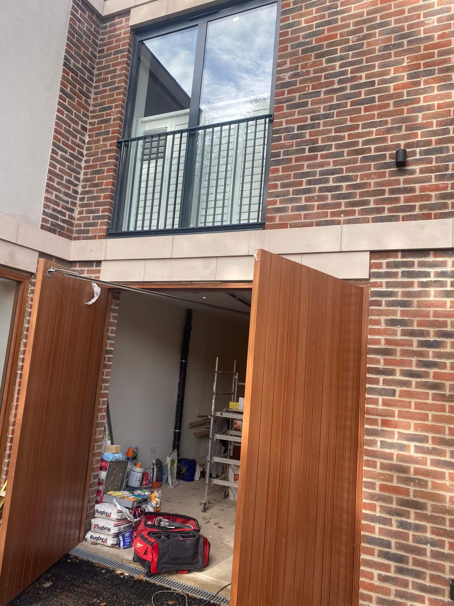Balcony railing with decorative elements
